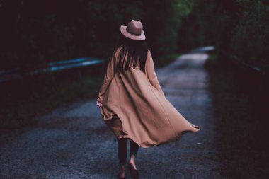 Genç kız gölün kenarında dinleniyor.