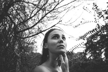 Çiçek çelenginde güzel bir genç kadının portresi.