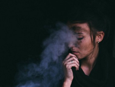 Sigara içen genç adam.