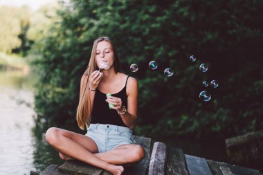 Parktaki genç ve güzel kadın.