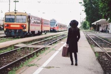 Şehirde treni olan genç bir kadın.