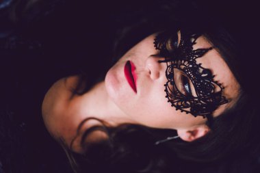 Yüzünde dövme olan güzel bir genç kadının portresi.