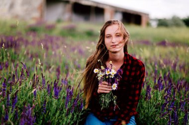 Lavanta tarlasında güzel bir kız