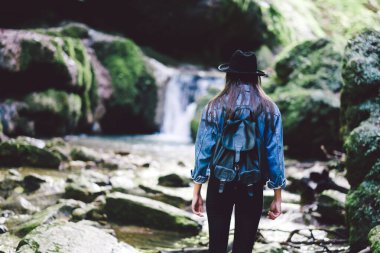 Genç kız sonbaharın başlarında dışarıda dinleniyor. 