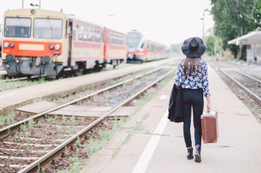 Şehirde treni olan genç bir kadın.