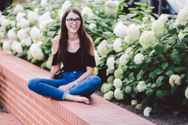 Yaz parkında dinlenen genç bir kadın