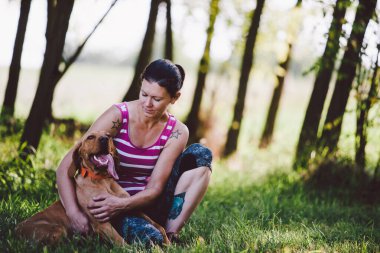 Sibirya köpeği olan güzel genç bir kadın.