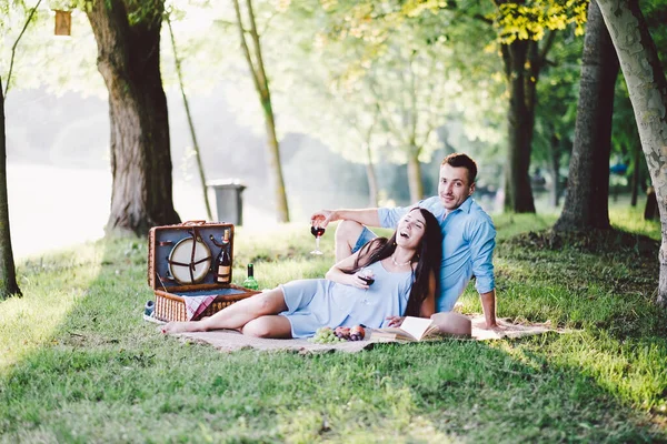 Glückliches Junges Paar Sitzt Auf Grünem Gras Und Telefoniert — Stockfoto