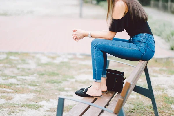 Mladá Žena Relaxace Letním Parku — Stock fotografie