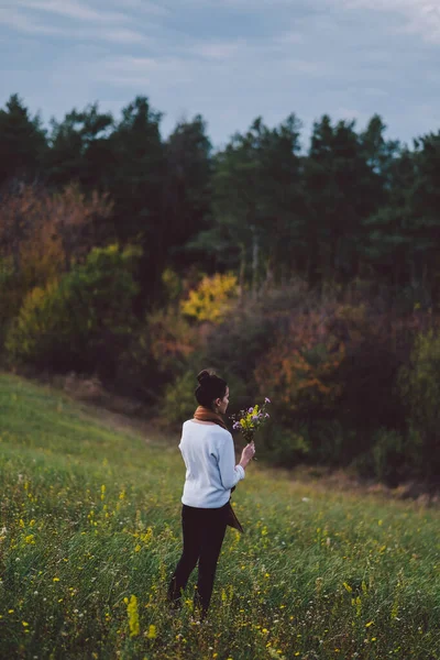 Giovane Ragazza Rilassante All Aperto All Inizio Dell Autunno — Foto Stock