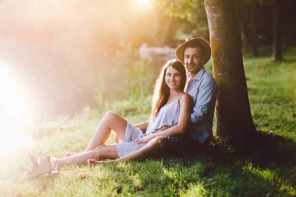 Joven Hermosa Pareja Amor Abrazos Parque — Foto de Stock