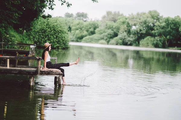 Młoda Kobieta Siedząca Gruszce Rzeki — Zdjęcie stockowe