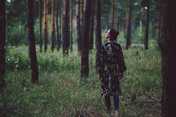 森林里背着背包的年轻女子 — 图库照片
