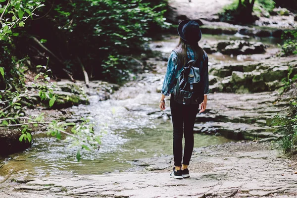 Joven Chica Relajante Aire Libre Principios Otoño —  Fotos de Stock