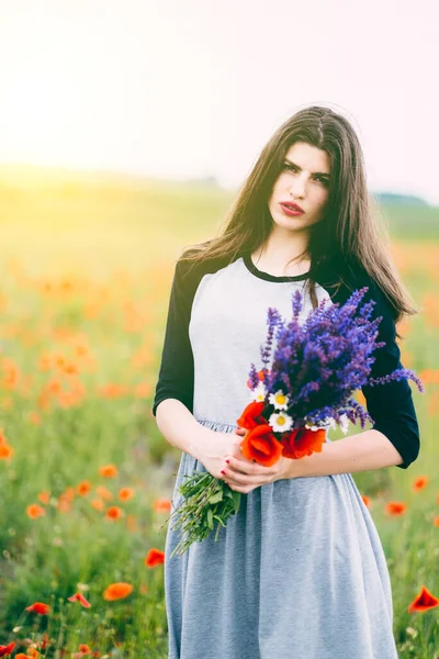 Junge Frau Auf Einem Feld Mit Einem Blumenstrauß — Stockfoto