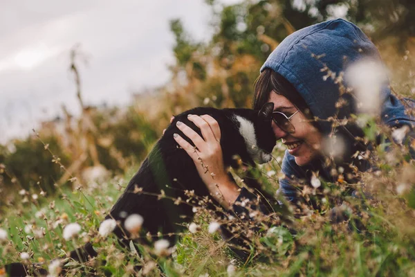 Mujer Joven Con Perro Gato Ciudad —  Fotos de Stock