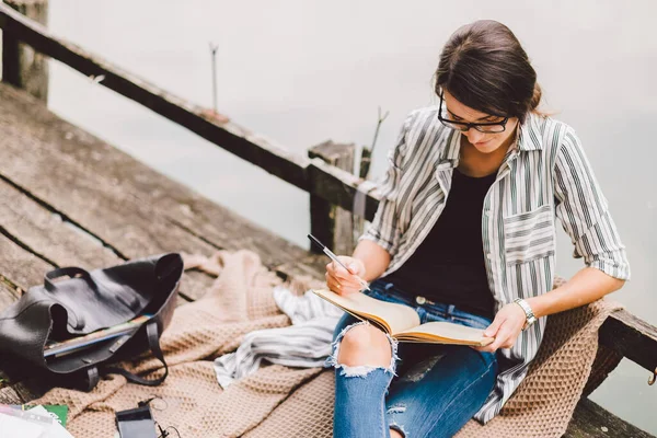 Jonge Vrouw Ontspannen Zomerpark — Stockfoto