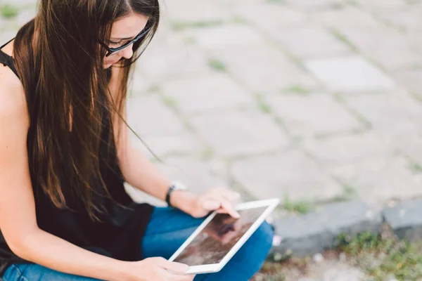 Jeune Femme Utilisant Tablette Informatique Dans Parc — Photo