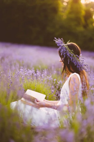 Schöne Frau Weißen Kleid Liest Buch Zwischen Lavendelblüten Auf Dem — Stockfoto