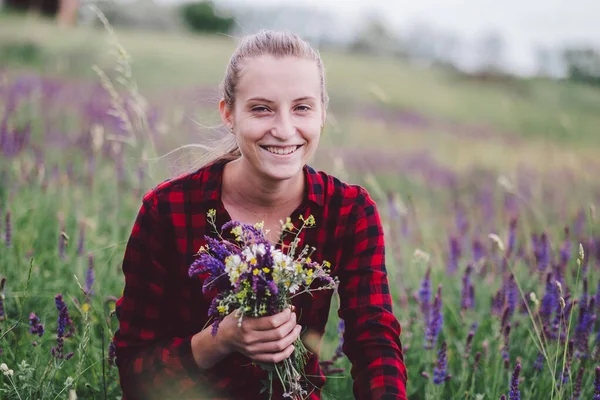 Porträtt Vacker Ung Kvinna Ett Fält Blommor — Stockfoto