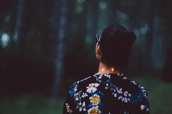 Ormanın Arka Planında Duvağı Olan Siyah Elbiseli Genç Bir Kadın — Stok fotoğraf