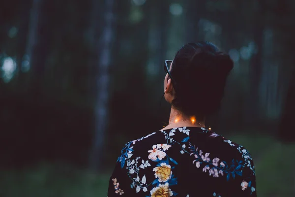 Mujer Joven Vestido Negro Con Velo Fondo Del Bosque —  Fotos de Stock