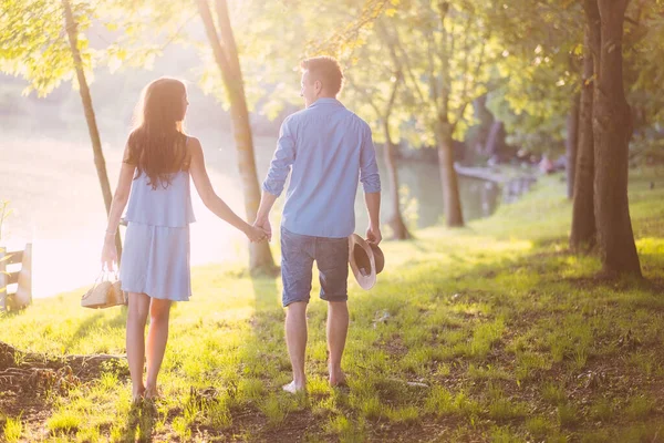 Jong Koppel Wandelen Park Met Zwangere Vrouw Echtgenoot — Stockfoto