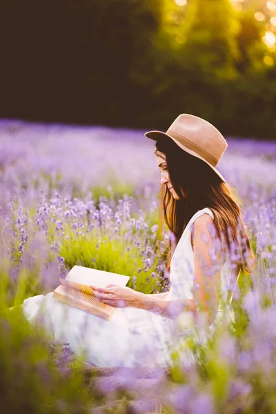 Schöne Frau Weißen Kleid Liest Buch Zwischen Lavendelblüten Auf Dem — Stockfoto