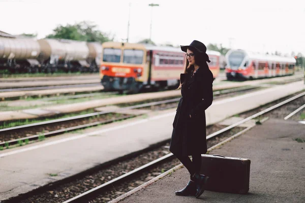 Junge Frau Mit Koffer Der Stadt — Stockfoto