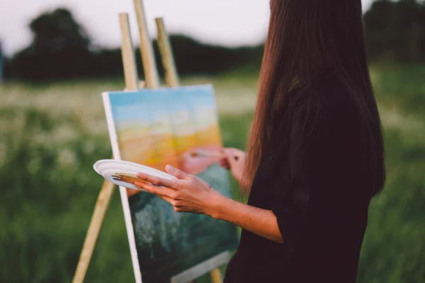 Mulher Artista Pintando Uma Paleta Com Escova — Fotografia de Stock