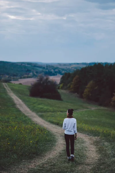 Joven Chica Relajante Aire Libre Principios Otoño —  Fotos de Stock