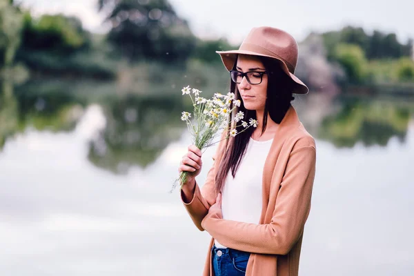 Mladá Dívka Relaxační Venku Blízkosti Jezera — Stock fotografie