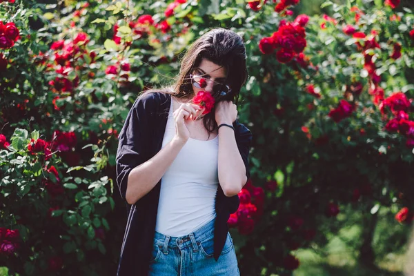 Giovane Bella Donna Rilassante Nel Parco — Foto Stock