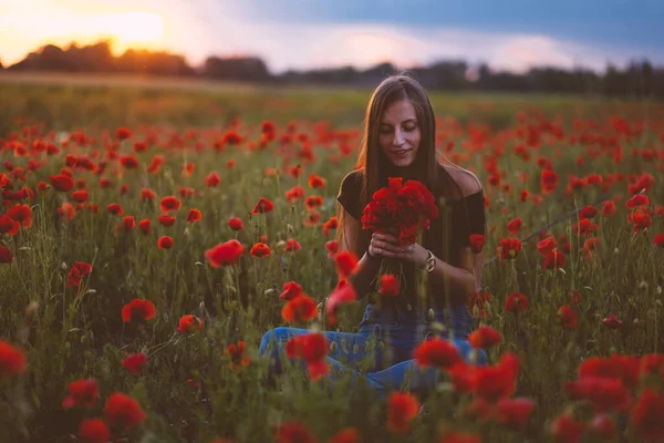 罂粟地里穿着红衣服的漂亮姑娘 — 图库照片
