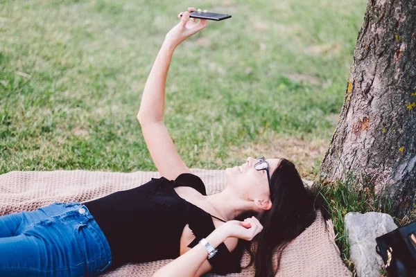 Młoda Kobieta Relaksująca Się Letnim Parku Pomocą Smartfona — Zdjęcie stockowe