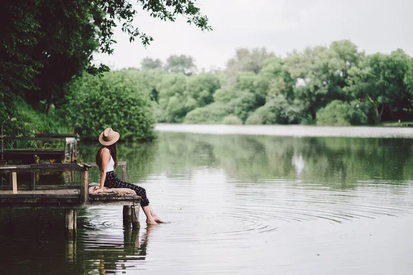Νεαρή Γυναίκα Που Κάθεται Στο Αχλάδι Του Ποταμού — Φωτογραφία Αρχείου