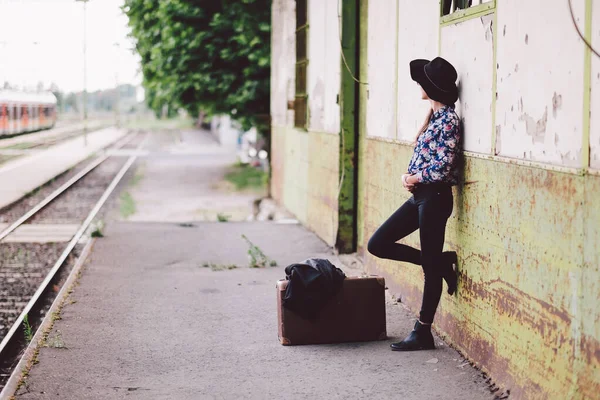 Mujer Joven Con Maleta Caminando Por Camino —  Fotos de Stock