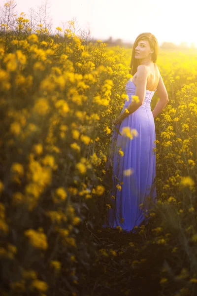 Kvinna Ett Fält Gula Blommor — Stockfoto