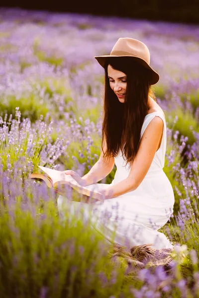 Krásná Žena Bílých Šatech Čtení Knihy Mezi Levandulové Květy Poli — Stock fotografie