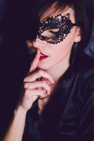 Portrait Une Jeune Femme Robe Noire Avec Masque — Photo