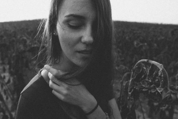 Foto Blanco Negro Una Joven — Foto de Stock