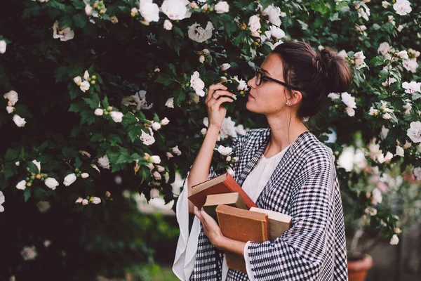Ung Kvinna Glasögon Med Blommor Händerna — Stockfoto