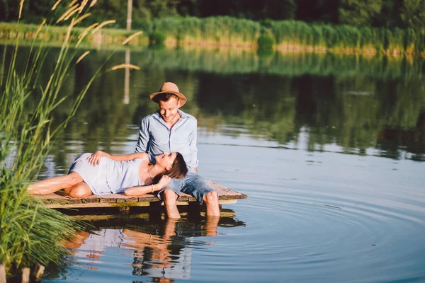 Jovem Homem Mulher Apaixonados Sentados Cais Lago — Fotografia de Stock
