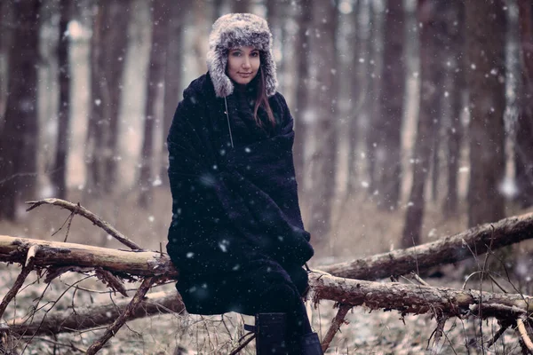 Mladá Žena Zimním Lese — Stock fotografie