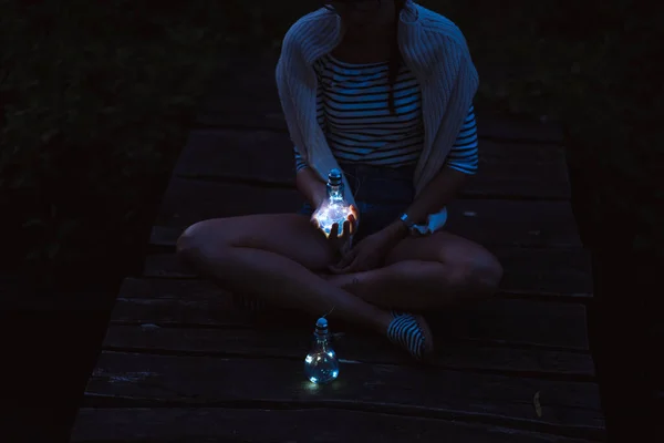 Wanita Muda Berpakaian Hitam Dengan Lampu Dengan Latar Belakang Gelap — Stok Foto