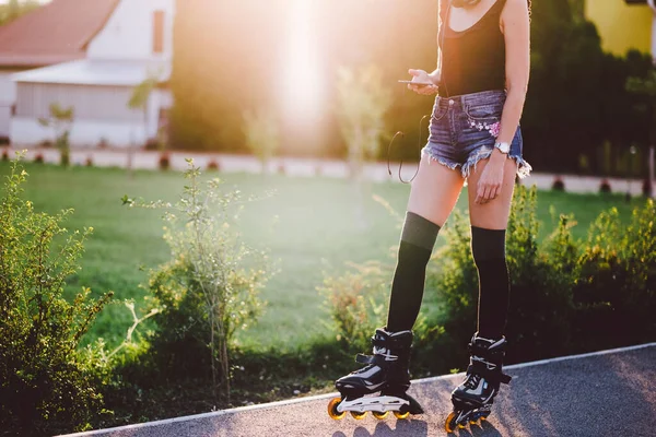 Mujer Joven Con Monopatín Calle — Foto de Stock