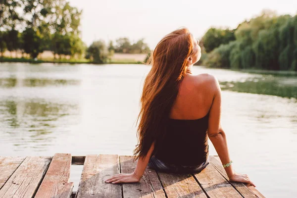 Giovane Donna Seduta Sul Molo Nel Lago — Foto Stock