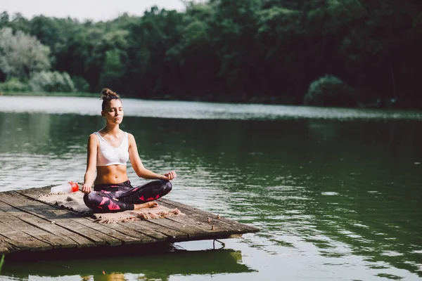 Молодая Женщина Практикующая Йогу Позе Лотоса Озере — стоковое фото
