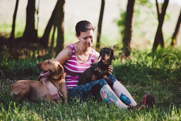 Jonge Vrouw Spelen Met Honden Het Park — Stockfoto