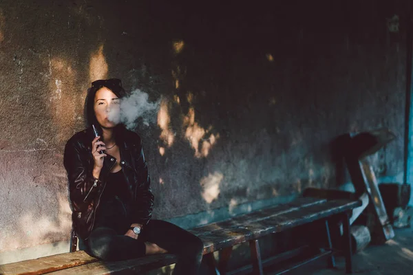 Joven Con Camisa Negra Cigarrillo Las Manos — Foto de Stock